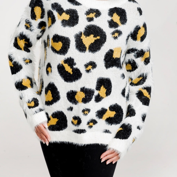 En Creme Sweaters - En Creme White Animal Print Soft Fuzzy Cozy Long Sleeve Pullover Sweater